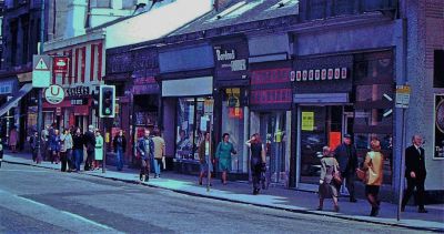 Byres Road Shops and Pedestrians, Glasgow 1977
Schlüsselwörter: Byres Road Shops and Pedestrians, Glasgow 1977