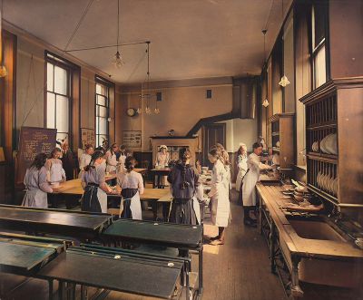 A Cookery lesson at Garrioch Public School in Wyndford, 1916
