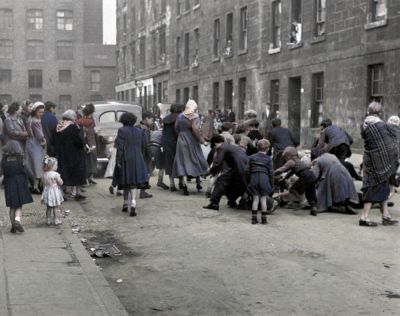 A scramble in Gemmel Street, Bridgeton, 1955
