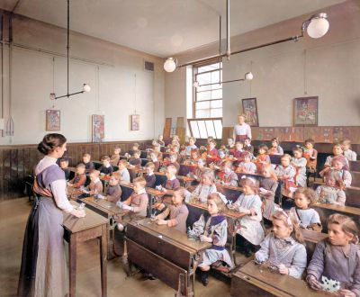 Children being taught at London Road Public School in 1916
