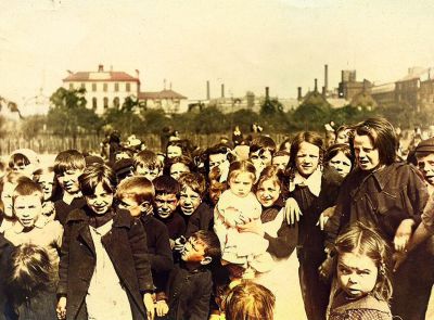 Children on Glasgow Green Early 1900s
