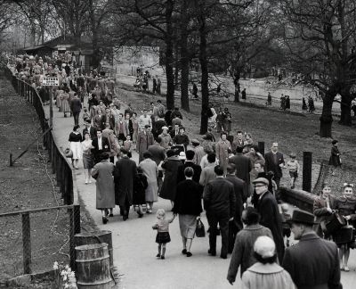 Easter Holiday crowds at Calderpark Zoo, Glasgow 1960
