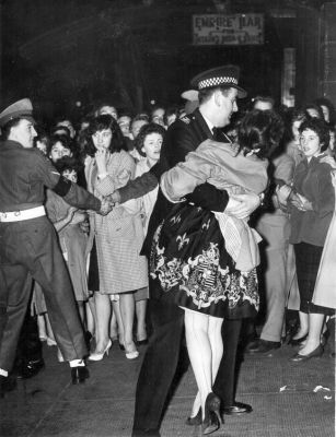 Fans React To Cliff Richard In Glasgow 1959
Fans React To Cliff Richard In Glasgow 1959
Mots-clés: Fans Reacting To Cliff Richard Appearing In Glasgow 1959