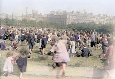 Glasgow Green sandpit and pond crowded with children playing, July 1916
