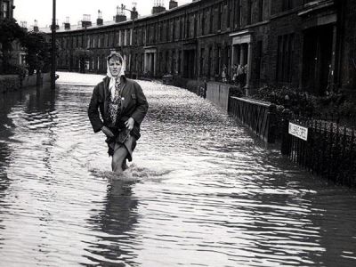 Heavy rain in 1962 saw the White Cart Water burst its banks and inundate these properties on Millbrae Crescent, in Langside.
Heavy rain in 1962 saw the White Cart Water burst its banks and inundate these properties on Millbrae Crescent, in Langside.
Schlüsselwörter: Heavy rain in 1962 saw the White Cart Water burst its banks and inundate these properties on Millbrae Crescent, in Langside.