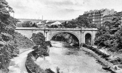 Kirklee Bridge Over The River Kelvin Flowing From And Through Maryhill Towards The West End Of Glasgow 1905
Kirklee Bridge Over The River Kelvin Flowing From And Through Maryhill Towards The West End Of Glasgow 1905
Schlüsselwörter: Kirklee Bridge Over The River Kelvin Flowing From And Through Maryhill Towards The West End Of Glasgow 1905