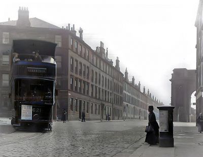 Looking east along London Street towards Monteith Row and the McLennan Arch, Glasgow 1916
