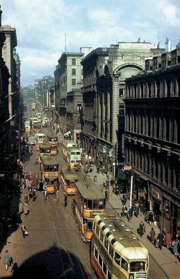 Looking up Renfield St from Gordon St on a sunny day in the 1950s
