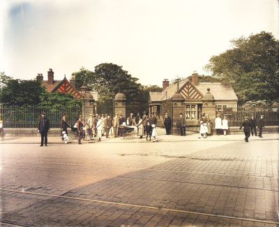 The entrance to the Botanic Gardens on Great Western Road, 1920s
