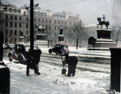 Workmen clearing the pavements in George Square in 1958
