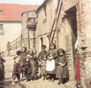 Children_outside_a_Calton_tenement__Glasgow_1916.jpg